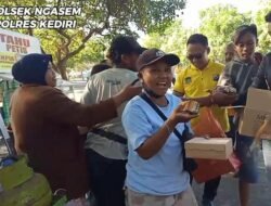 Jumat Berkah Polsek Ngasem Bagikan Nasi Bungkus kepada Masyarakat