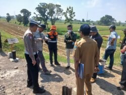 Kasat Lantas Polres Kediri Bersama Sejumlah Pejabat Dinas Terkait Tinjau Lokasi Persiapan Pembangunan Pos Jaga Perlintasan sebidang KA di Kec. Papar