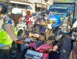 Operasi Patuh Semeru 2024, Polres Kediri Kota Beri Coklat Bagi Pengendara Tertib