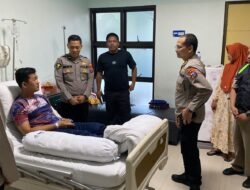 Karumkit Bhayangkara Lumajang Lakukan Hospital Visite Anggota Polisi Korban Pengeroyokan di Jember