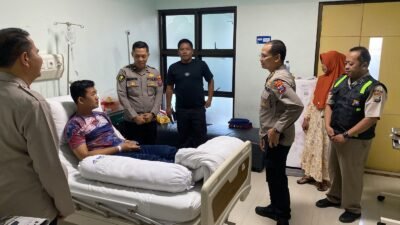 Karumkit Bhayangkara Lumajang Lakukan Hospital Visite Anggota Polisi Korban Pengeroyokan di Jember