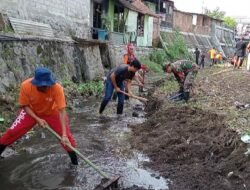 Bersama Warga Pakunden, Koptu Slamet Prasetyo Kerja Bakti Bersihkan Kali Miri