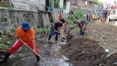 Bersama Warga Pakunden, Koptu Slamet Prasetyo Kerja Bakti Bersihkan Kali Miri