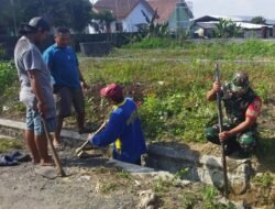 Jelang Agustus – An, Serda Alfian Bersama Warga Desa Tulungrejo Kerja Bakti Bersihkan Lingkungan