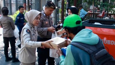 Jumat Berkah, Bidhumas Polda Jatim Berbagi Ratusan Nasi Kotak Gratis