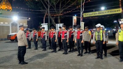 ANGGOTA SAT LANTAS POLRES KEDIRI LAKSANAKAN GIAT PENGAMANAN PERSIK BERSHOLAWAT DI DEPAN KANTOR DISHUB KAB. KEDIRI