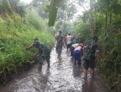 Aksi Positif Babinsa Dan Warga Gaprang, Motori Persatuan Dan Kesatuan Dalam Bentuk Pembersihan Saluran Air