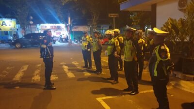 Kanit Patroli Sat Lantas Polres Kediri Pimpin Patroli Blue Light Dan Pengaturan Lalu Lintas Malam Hari