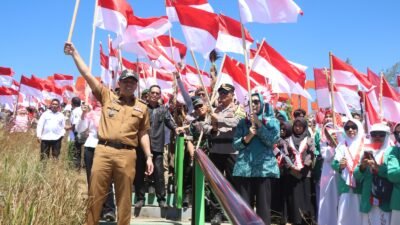 Sambut Hari Kemerdekaan RI ke 79, Polres Bondowoso bersama Pemkab Kibarkan 1.000 Bendera Merah Putih di Kawah Wurung