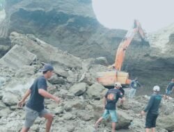 Ngeri Satu Excavator Kalibladak-Blitar Tertimbun Pasir dan Bebatuan