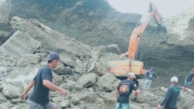 Ngeri Satu Excavator Kalibladak-Blitar Tertimbun Pasir dan Bebatuan