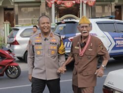 Hari Juang Polri ke-79, Kapolres Mojokerto Beri Kado Special Veteran Polisi Istimewa yang Berusia 102 Tahun