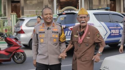 Hari Juang Polri ke-79, Kapolres Mojokerto Beri Kado Special Veteran Polisi Istimewa yang Berusia 102 Tahun