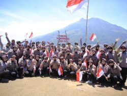 Hari Jadi ke-76, Polwan Polres Madiun Kibarkan Merah Putih dan Bendera Polwan di Puncak Bukit Mongkrang