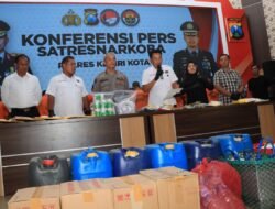 Polres Kediri Kota Amankan Tersangka Jual Miras Oplosan Es Moni yang Viral di Medsos