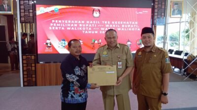 Penyerahan Hasil Test Kesehatan Calon Bupati Dan Wakil Bupati Kabupaten Kediri Oleh RSAA Malang  Kepada KPU Kabupaten Kediri