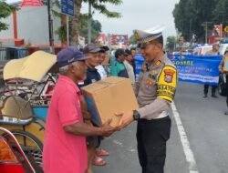 Peringati Hari Lalu Lintas Bhayangkara, Polres Kota Blitar Berbagi Bantuan Sosial