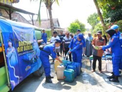 Polisi Peduli, Ditpolairud Polda Jatim Droping Air Bersih untuk Warga Mantup Lamongan
