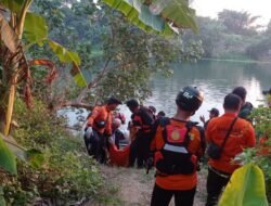 Polisi Bersama Tim SAR Berhasil Temukan Korban yang Menceburkan Diri di Sungai Brantas