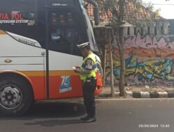 Satlantas Polres Kediri Kota Memberikan Tindakan Tilang kepada 7 Pengemudi Truk dan 1 Bus yang Melanggar