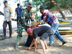 Gotong Royong Dan Karya Bhakti Tni Beserta Masyarakat Pantai Serang Dalam Hut Tni Ke-79 Di Blitar