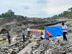 Satreskrim Polres Blitar Kota Bersama Polsek Nglegok Melakukan Patroli dan Pemasangan Banner Larangan Untuk Mengingatkan ke Warga Agar Tidak Melakukan Penambangan Liar