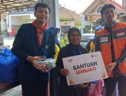 Rumah Zakat dan KSR UB Bagikan Sembako untuk Dhuafa dan Lansia di Desa Bocek