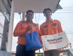 Rumah Zakat Berbagi Sembako untuk Penjaga Perlintasan Kereta Api di Hari Kereta Api Nasional