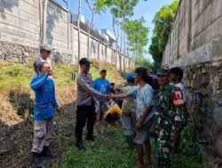 Polisi Kediri Gotong Royong Bersama Warga Bersihkan Saluran Air Persawahan