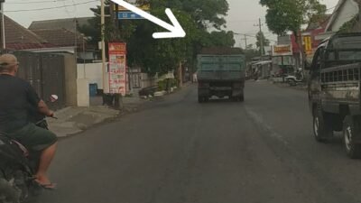 Ratusan Truk Pasir Kelebihan Muatan, Merayap di Jalanan Kabupaten Kediri,Pihak Terkait Terkesan Tutup Mata