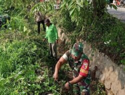 Minggu Bersih, Babinsa Desa Wonodadi Bersama Warga Kerja Bakti Bersihkan Parit Jalan Desa