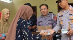 Cooling System Pungut Suara, Polres Ngawi Berbagi Makanan Sehat Gratis untuk Warga di TPS