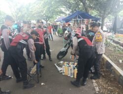 Polisi Kediri Kota Sita Miras dari Lapak Saat Acara Bertajuk ” ANNIVERSARY 14 th KINGKERS ” di GOR Jayabaya