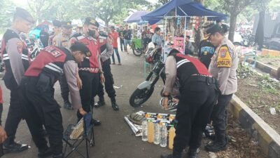 Polisi Kediri Kota Sita Miras dari Lapak Saat Acara Bertajuk ” ANNIVERSARY 14 th KINGKERS ” di GOR Jayabaya