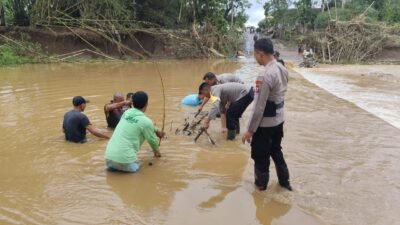 Polisi Peduli, Polres Blitar Salurkan Bantuan dan Siapkan Dapur Umum untuk Warga Terdampak Banjir