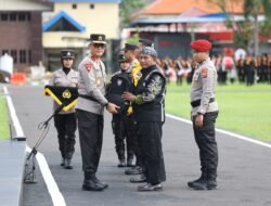 Asistensi Kampung Tangguh dan Polisi RW, Kapolda Jatim Pimpin Apel Besar Petugas Polmas dan Satkamling Pasca Pilkada