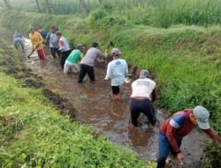 Personel Polsek Pagu Ikuti Kerja Bakti Padat Karya Bersama Warga Dusun Padangan