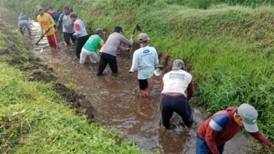 Personel Polsek Pagu Ikuti Kerja Bakti Padat Karya Bersama Warga Dusun Padangan