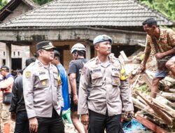 Polres Jombang  Bersama TNI, Bantu Pencarian Korban Tanah Longsor