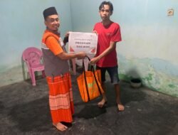 RUMAH ZAKAT MENYALURKAN SEMBAKO UNTUK WARGA TERDAMPAK ANGIN PUTING BELIUNG DI TANGGUNGAN JOMBANG