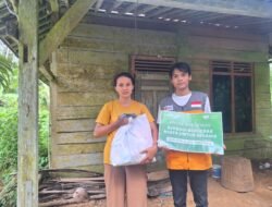 Penyaluran Sembako bagi Masyarakat Pantai Damas dalam Kegiatan Volunteer Expedition Camp (VEC) Batch 4