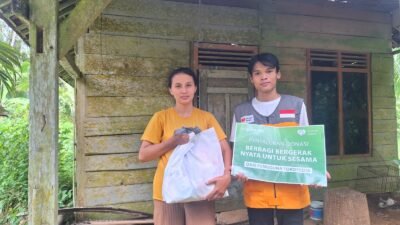 Penyaluran Sembako bagi Masyarakat Pantai Damas dalam Kegiatan Volunteer Expedition Camp (VEC) Batch 4