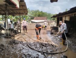 RESPON BANJIR WONOBOYO, RUMAH ZAKAT MEMBUKA POS SEGAR DAN MENERJUNKAN RELAWAN UNTUK MEMBERSIHKAN MATERIAL BANJIR