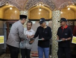 Baksos Polri Presisi Polresta Malang Kota Bersama Mahasiswa Bersihkan Masjid Hingga Beri Bantuan Sembako