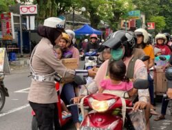 Personel Satlantas Polres Kediri membagikan ratusan takjil gratis ke pengendara untuk berbuka puasa