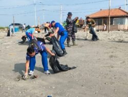 Refleksi HSN Polisi dan Mahasiswa UIM Bersihkan Sampah di Dermaga Branta Pesisir Pamekasan