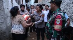 Polwan Terjun ke Kebon Jeruk, Serahkan Snack hingga Sembako ke Warga Terdampak Banjir