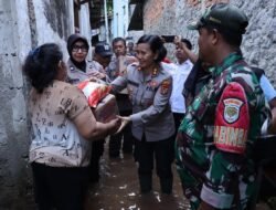 Polwan Terjun ke Kebon Jeruk, Serahkan Snack hingga Sembako ke Warga Terdampak Banjir