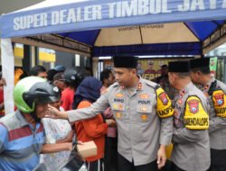 Kapolres Kediri Pimpin Pembagian Takjil Gratis, Warga: Polisi Makin Dekat dengan Masyarakat