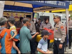 Sat Lantas Polres Kediri Berbagi Takjil Di Depan Mako Polres Kediri